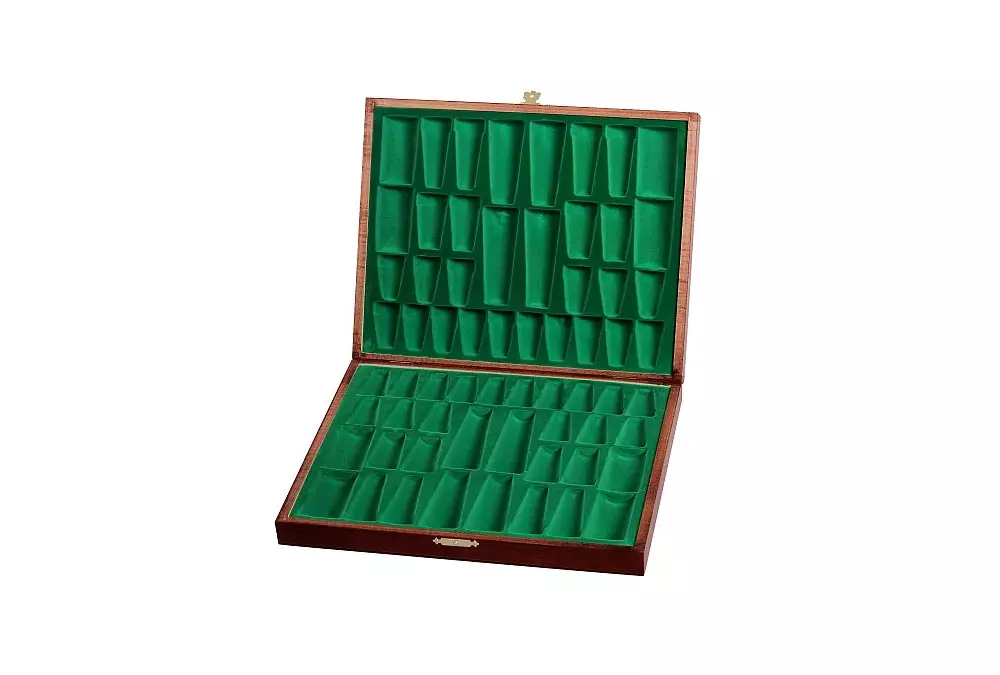 Eleganckie figury szachowe w brązowej drewnianej kasetce